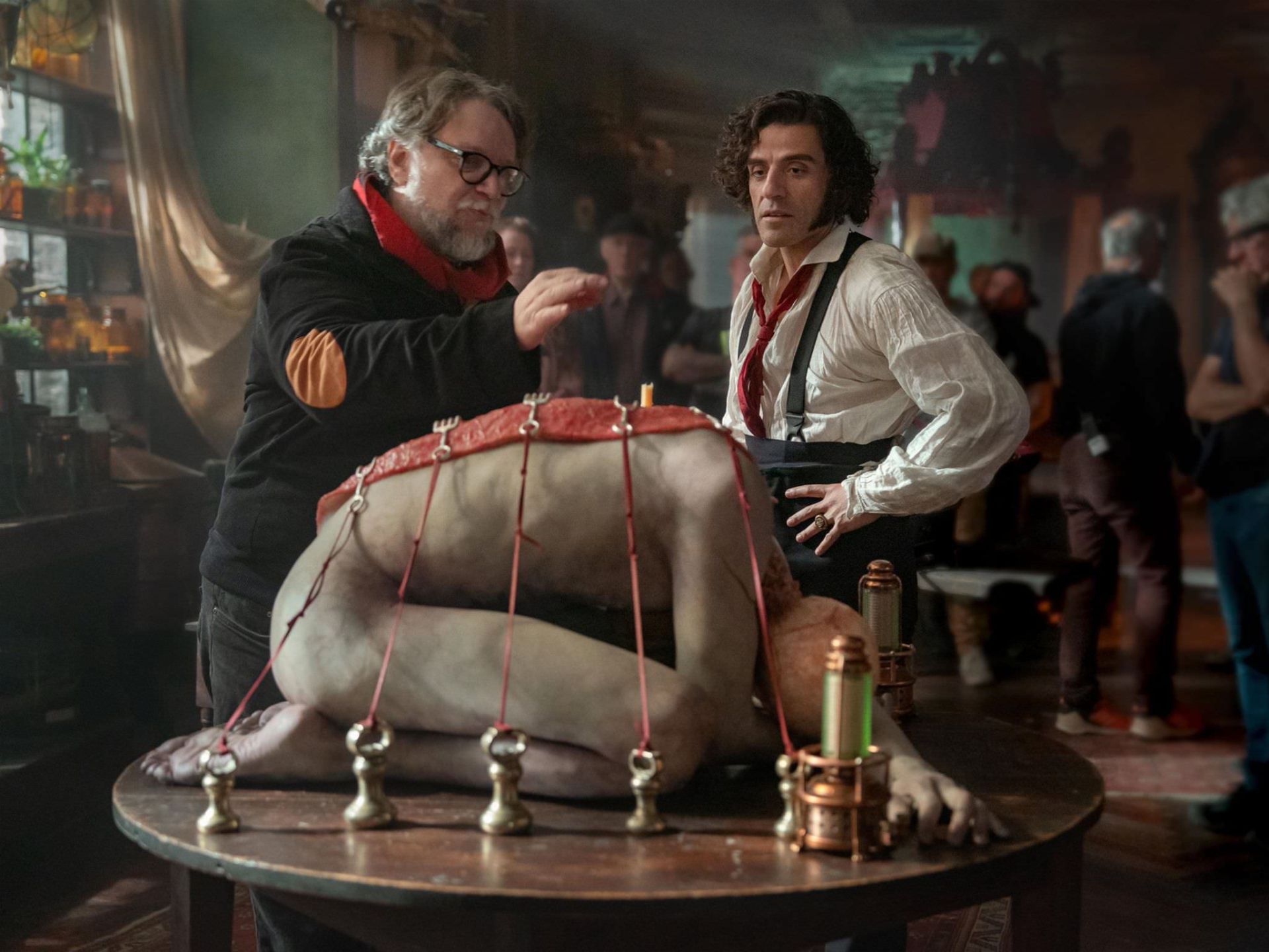 اسکار آیزاک و گیرمو دل تورو در پشت صحنه فیلم Frankenstein
