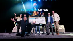 تیم برنده جایزه فیوچر ویژن پرایز (FutureVision Prize) در حال نمایش چک جایزه ۲.۵ میلیون دلاری