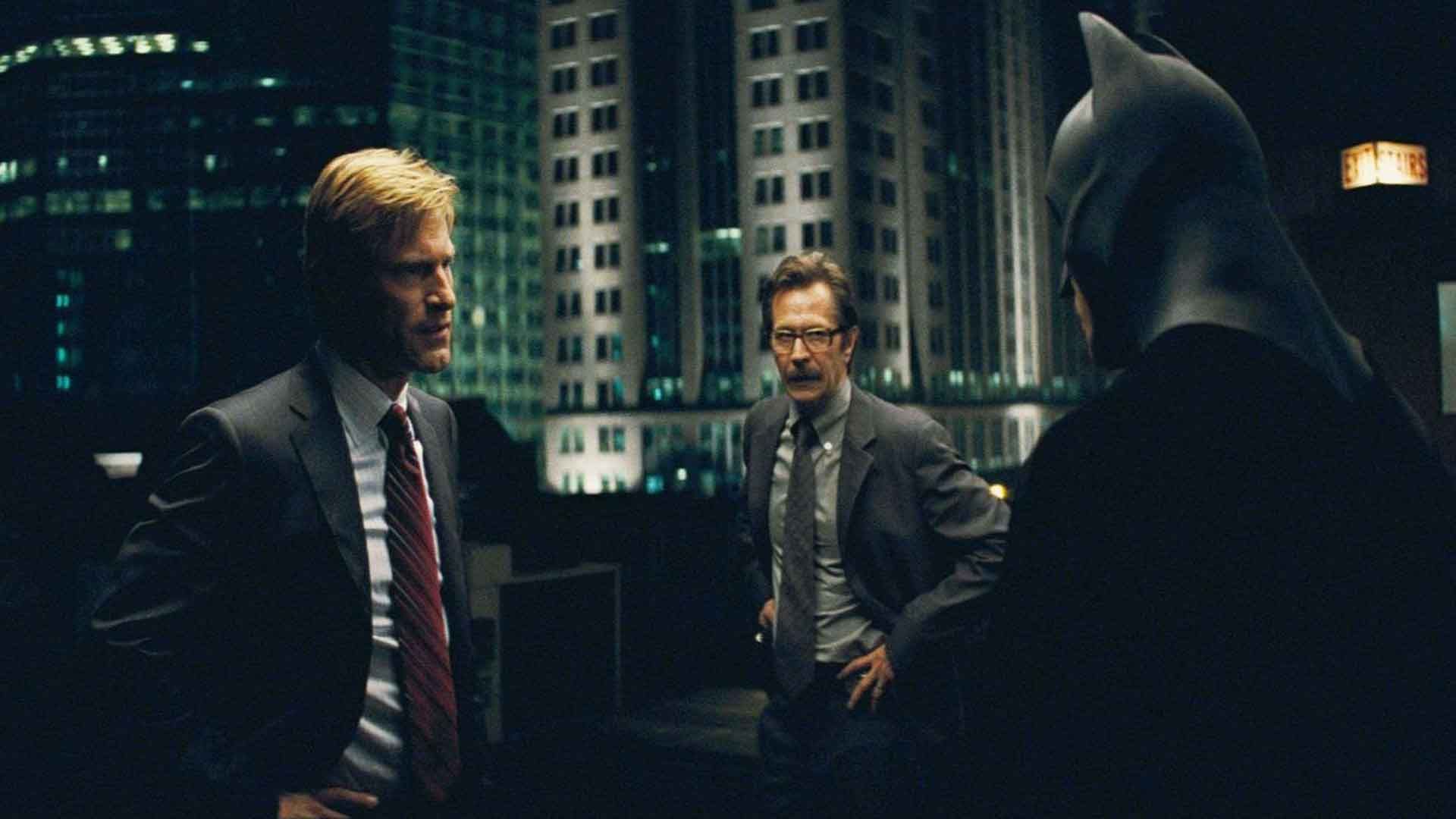 گری اولدمن به همراه کریستین بیل و آرون اکهارت در فیلم The Dark Knight