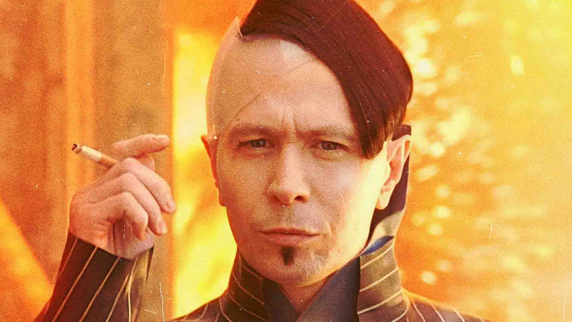 گری اولدمن با موهایی عجیب و سیگار در فیلم The Fifth Element