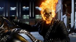 گوست رایدر (Ghost Rider) با سر آتشین سوار بر موتورسیکلت در محیطی تاریک