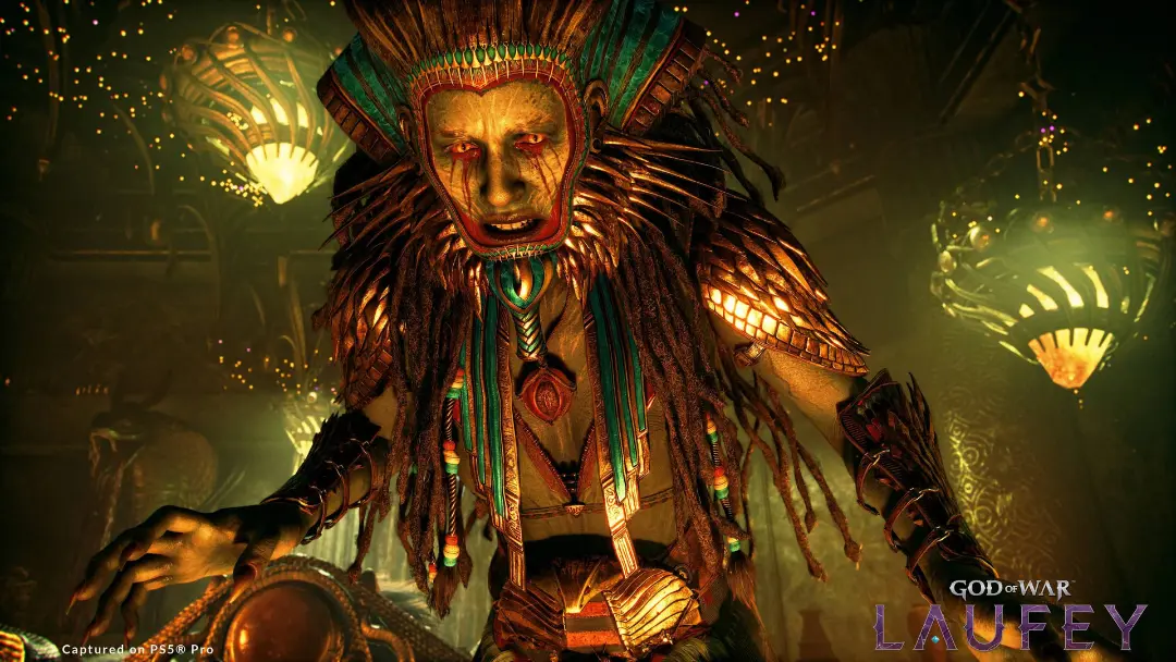 شخصیت زن در بازی God of War Laufey با پوشش سنتی و تزئینات پر