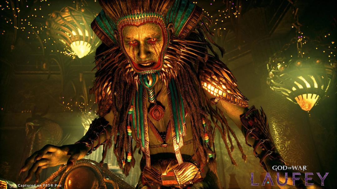 شخصیت زن در بازی God of War Laufey با پوشش سنتی و تزئینات پر