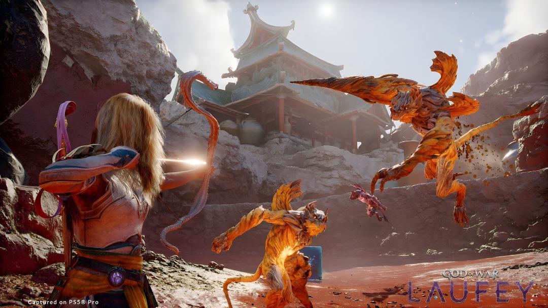 شخصیت اصلی بازی God of War (Laufey) در حال شلیک تیر به موجودات آتشین در محیط کوهستانی