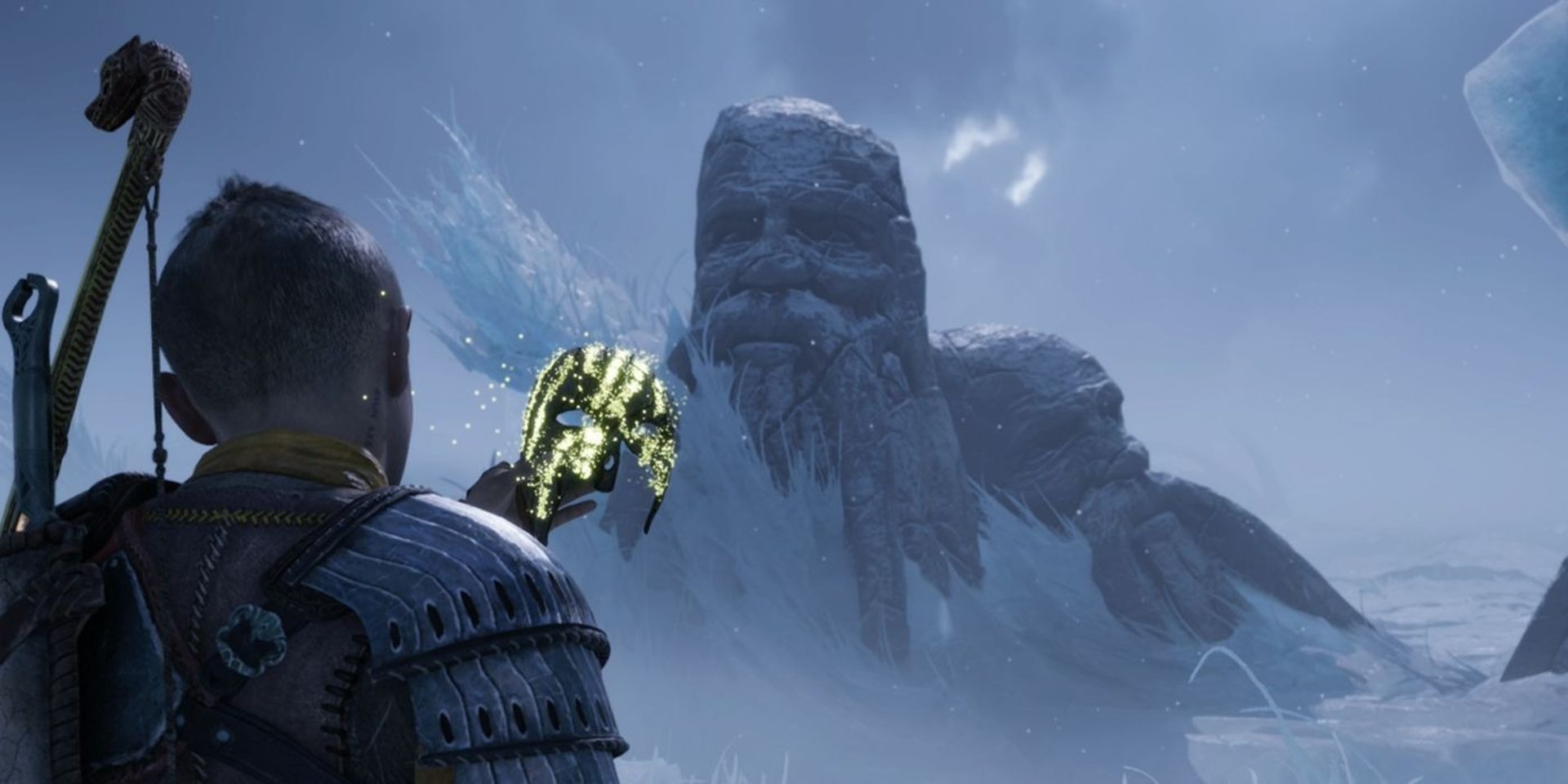 آترئوس درحال نگاه به نقاب خلقت در بازی god of war ragnarok
