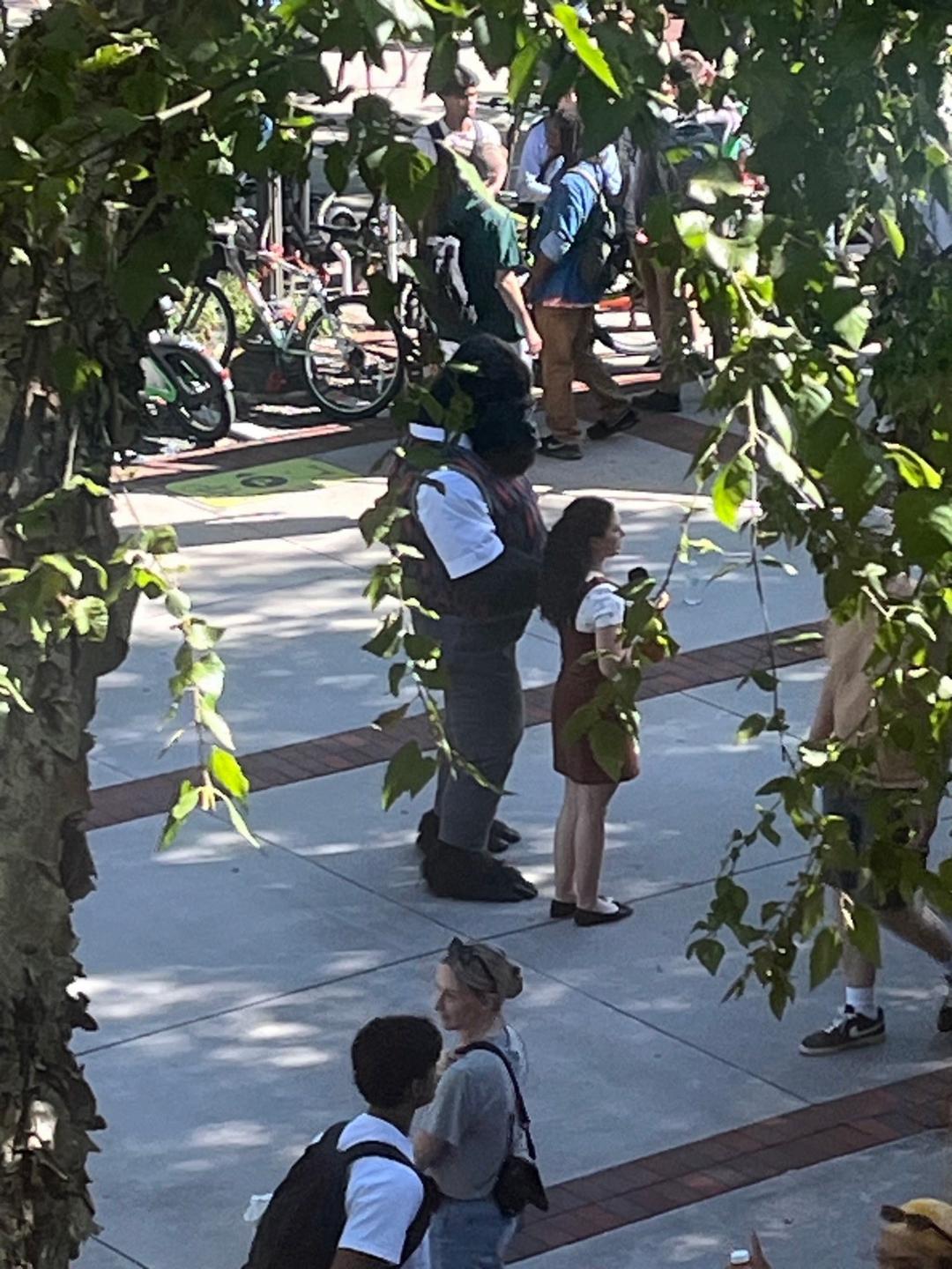 بازیگران و عوامل در محل فیلم‌برداری سریال The People Vs Gorilla Grodd