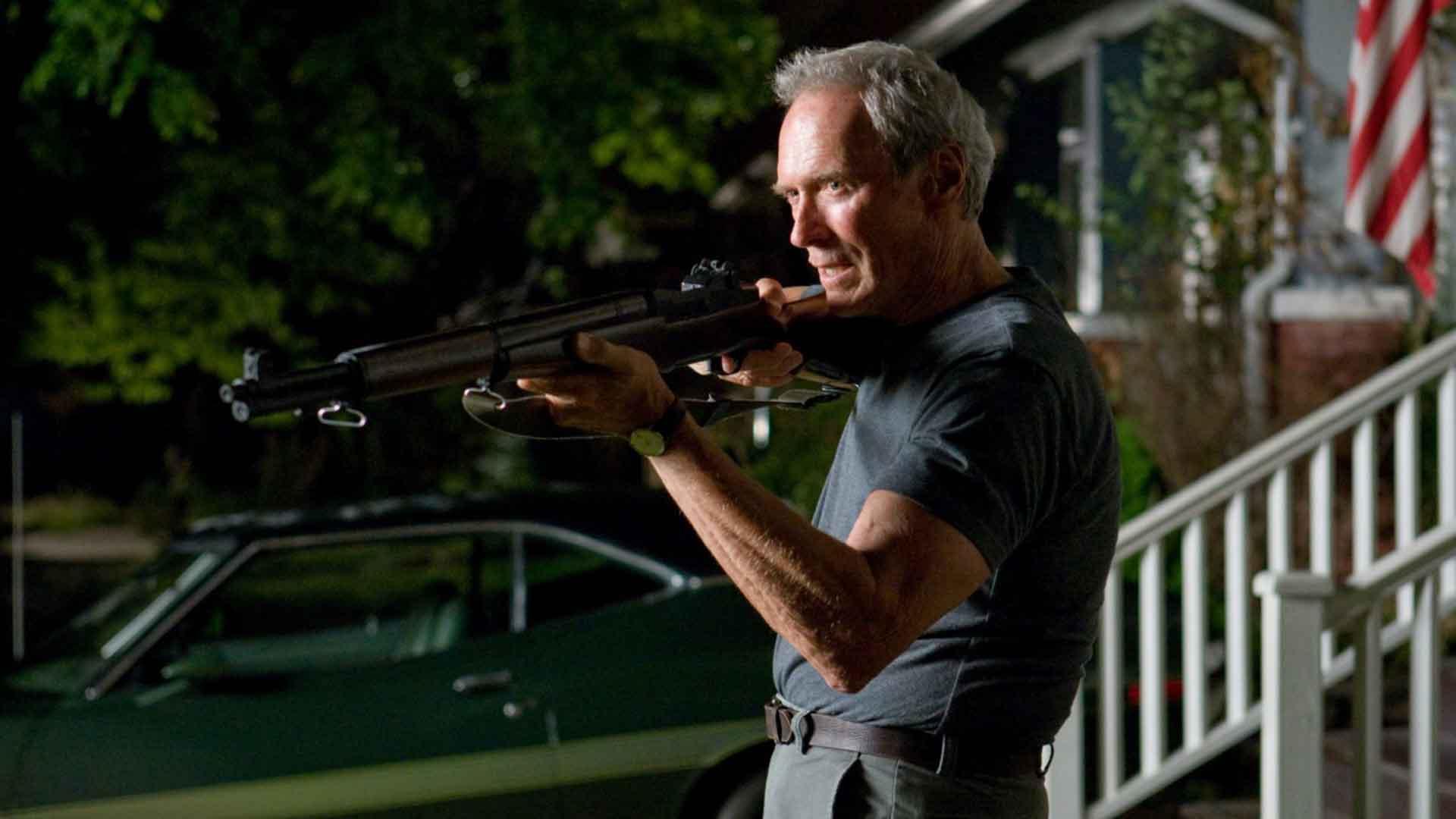 کلینت ایستوود با یک اسلحه در فیلم Gran Torino