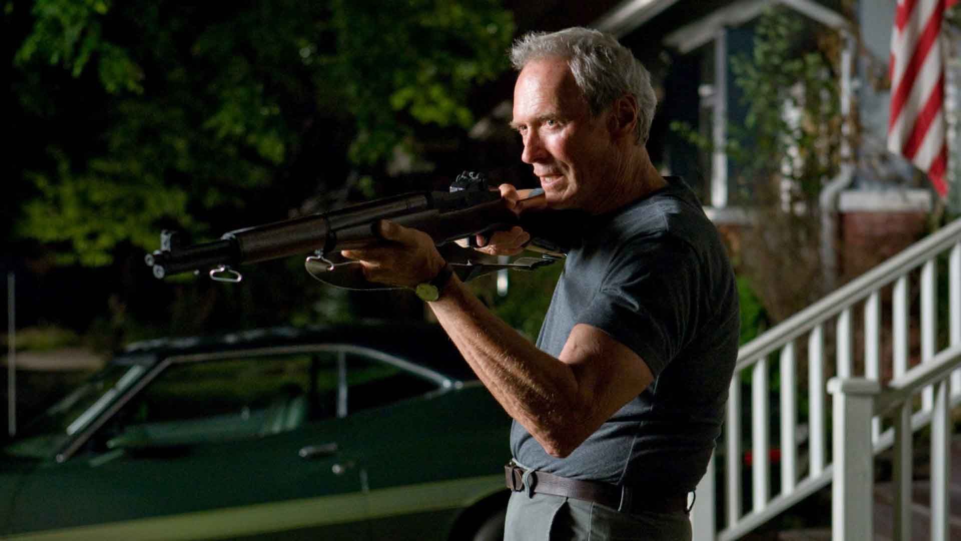 کلینت ایستوود با یک اسلحه در فیلم Gran Torino
