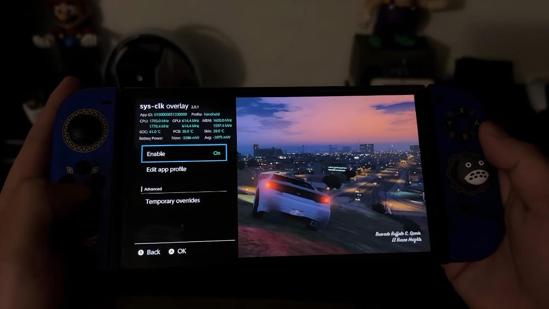 نمای اجرای بازی GTA 5 روی کنسول نینتندو سوییچ همراه با منوی sys-clk
