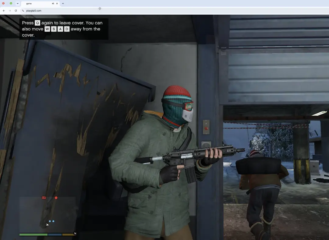 شخصیت بازی GTA 5 با ماسک و اسلحه در محیطی برفی