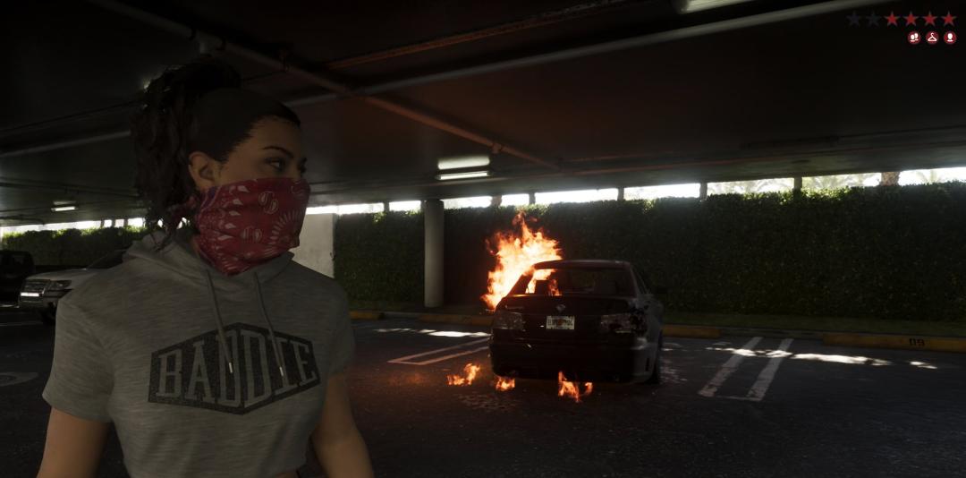 لوسیا در محیط پارکینگ GTA 6 در حالی که خودرویی در حال سوختن است