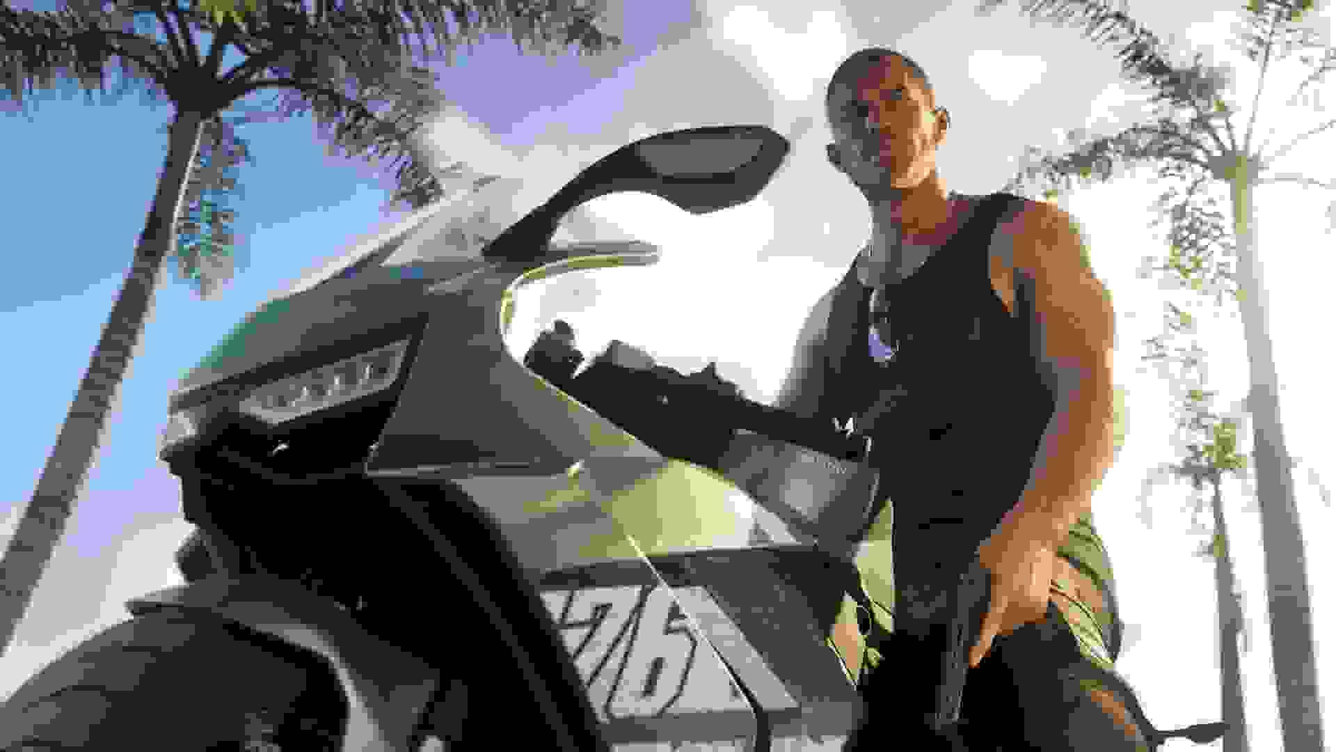 جیسون با سلاح سوار موتور در بازی GTA 6