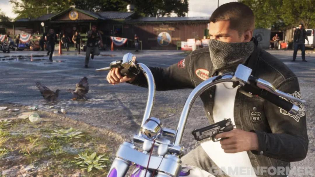 مردی با ماسک و لباس چرمی سوار بر موتورسیکلت در محیط بازی GTA 6