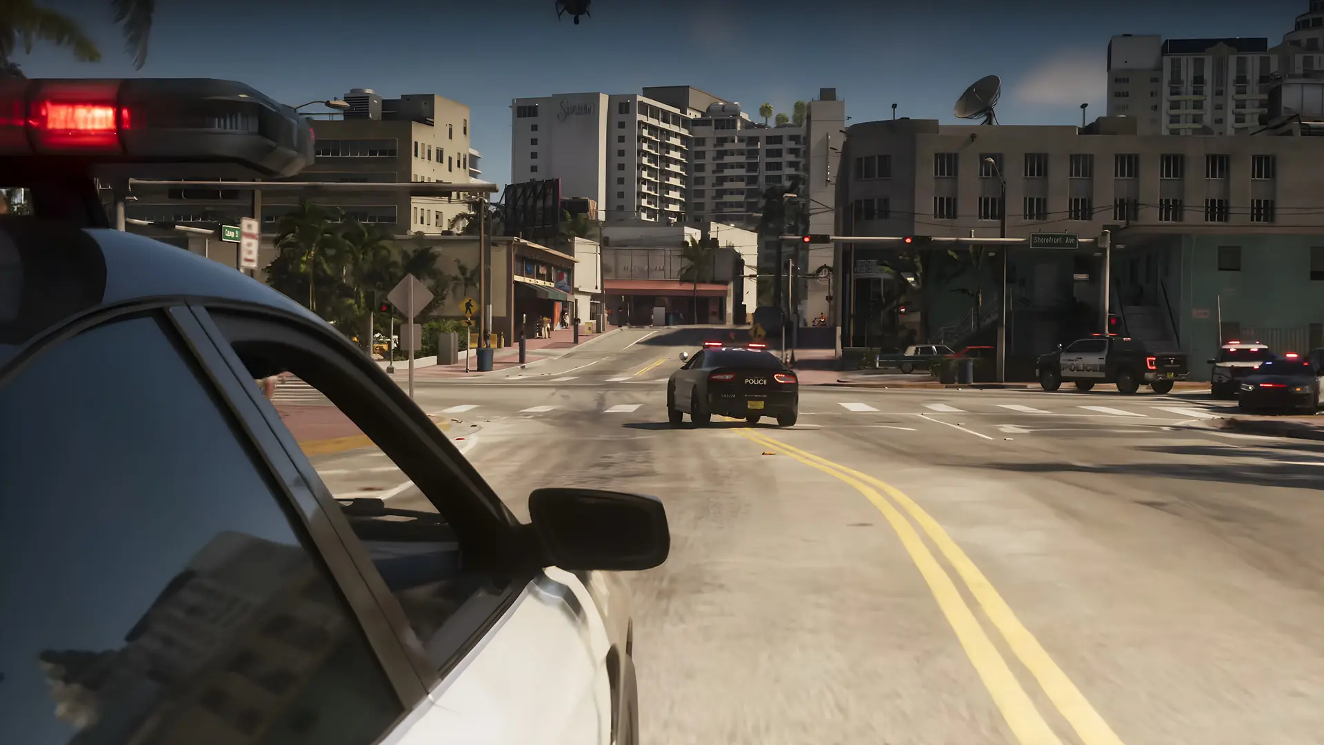 خودروهای پلیس با چراغ‌های گردان در خیابان‌های شهر بازی Grand Theft Auto VI (GTA 6)