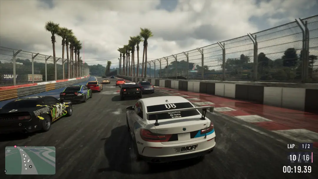 خودروهای مسابقه‌ای در حال رقابت در پیست در GTA 6