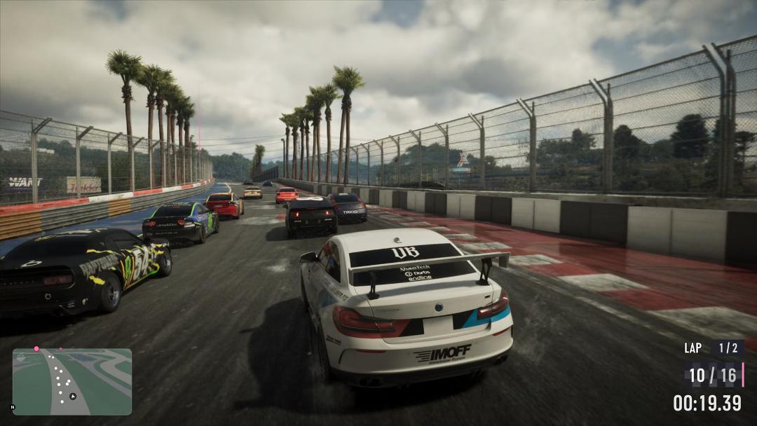 خودروهای مسابقه‌ای در حال رقابت در پیست در GTA 6
