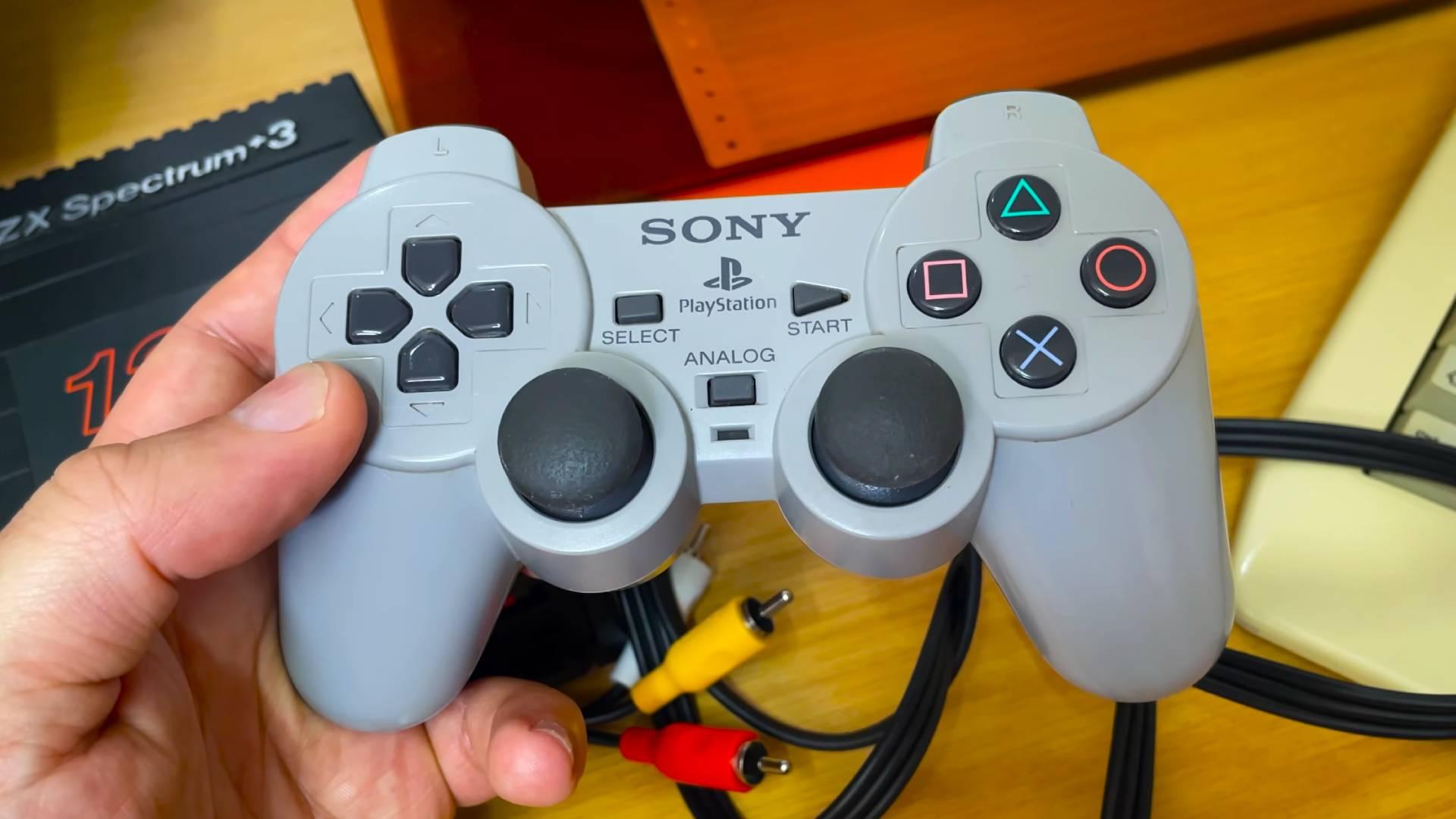 نمونه اولیه‌ای از DualShock که کل سیستم پلی استیشن ۱ را در خود جای داده بود