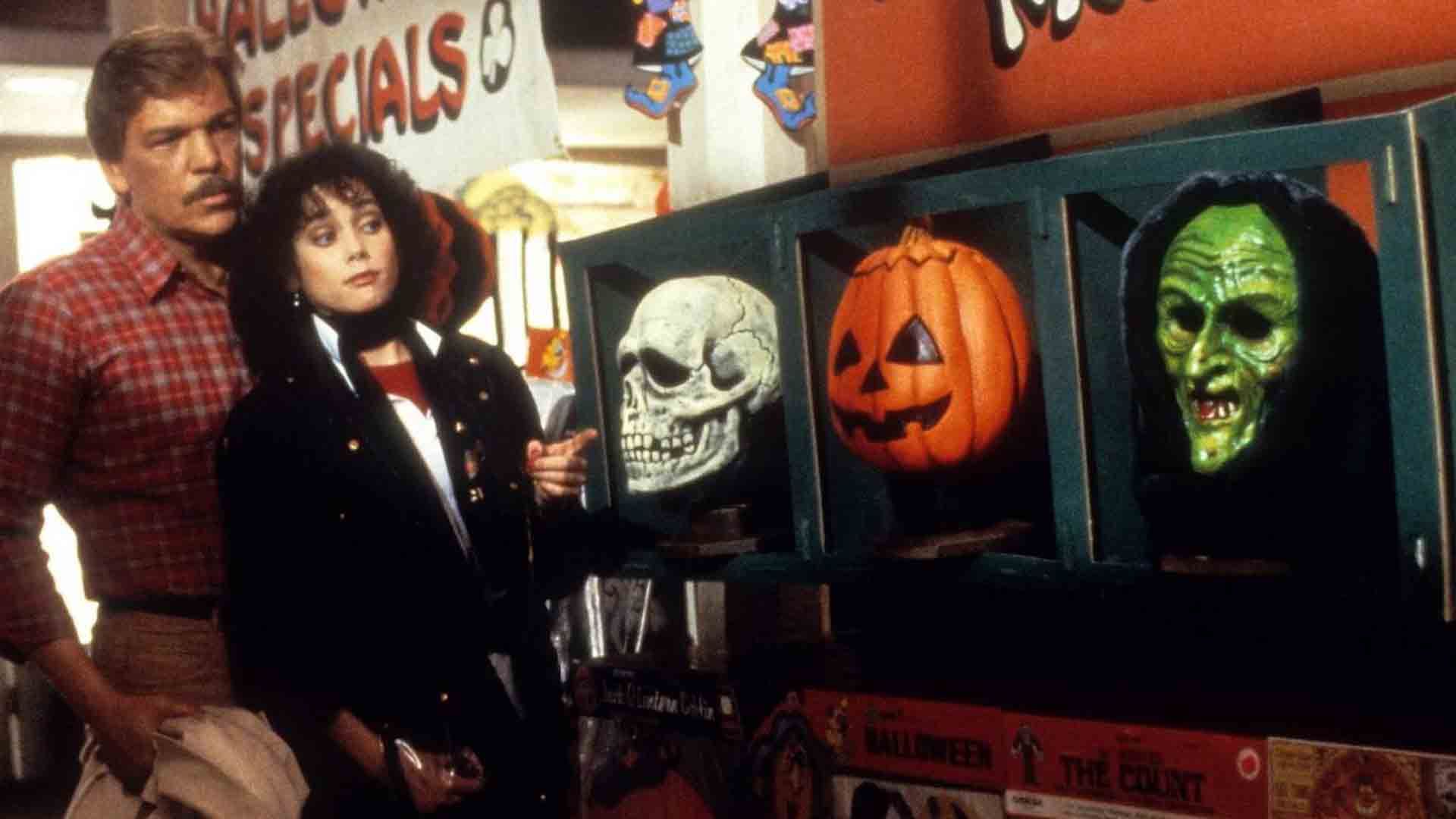 تام اتکینز و استیسی نلکینز در فیلم Halloween III: Season of the Witch