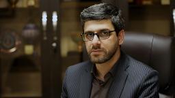 حمید فتاحی (Hamid Fatahi)، قائم مقام وزیر ارتباطات  با عینک و کت سرمه‌ای در دفتر کار
