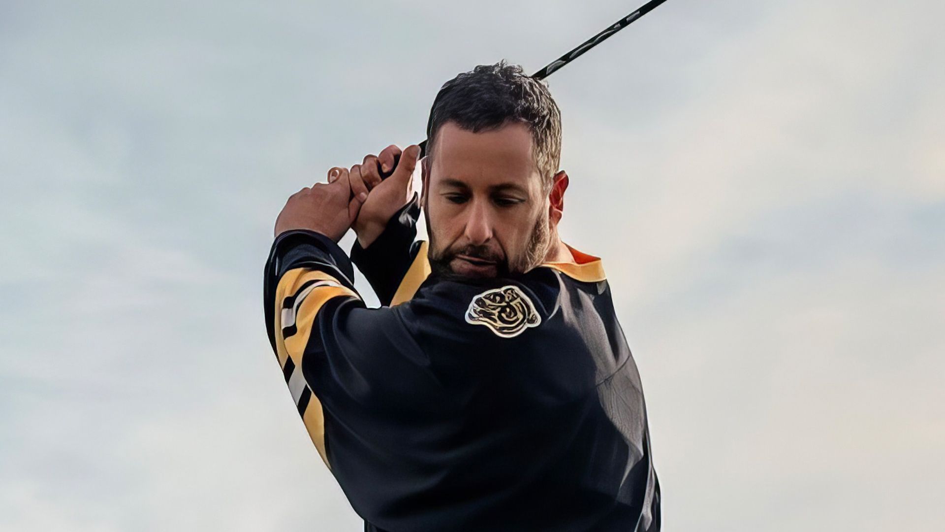 آدام سندلر مشغول انجام بازی گلف در فیلم Happy Gilmore 2 