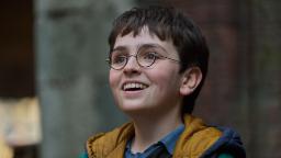 هری پاتر (Harry Potter) با عینک گرد و لبخند در سریال هری پاتر