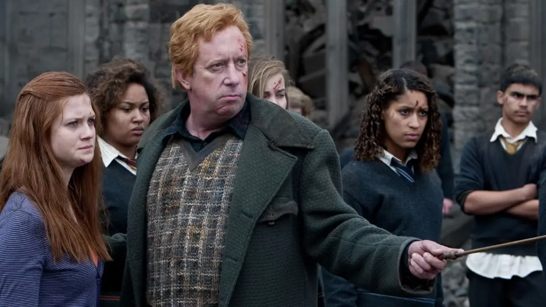 آرتور ویزلی (Arthur Weasley) در میان گروهی از دانش‌آموزان هاگوارتز