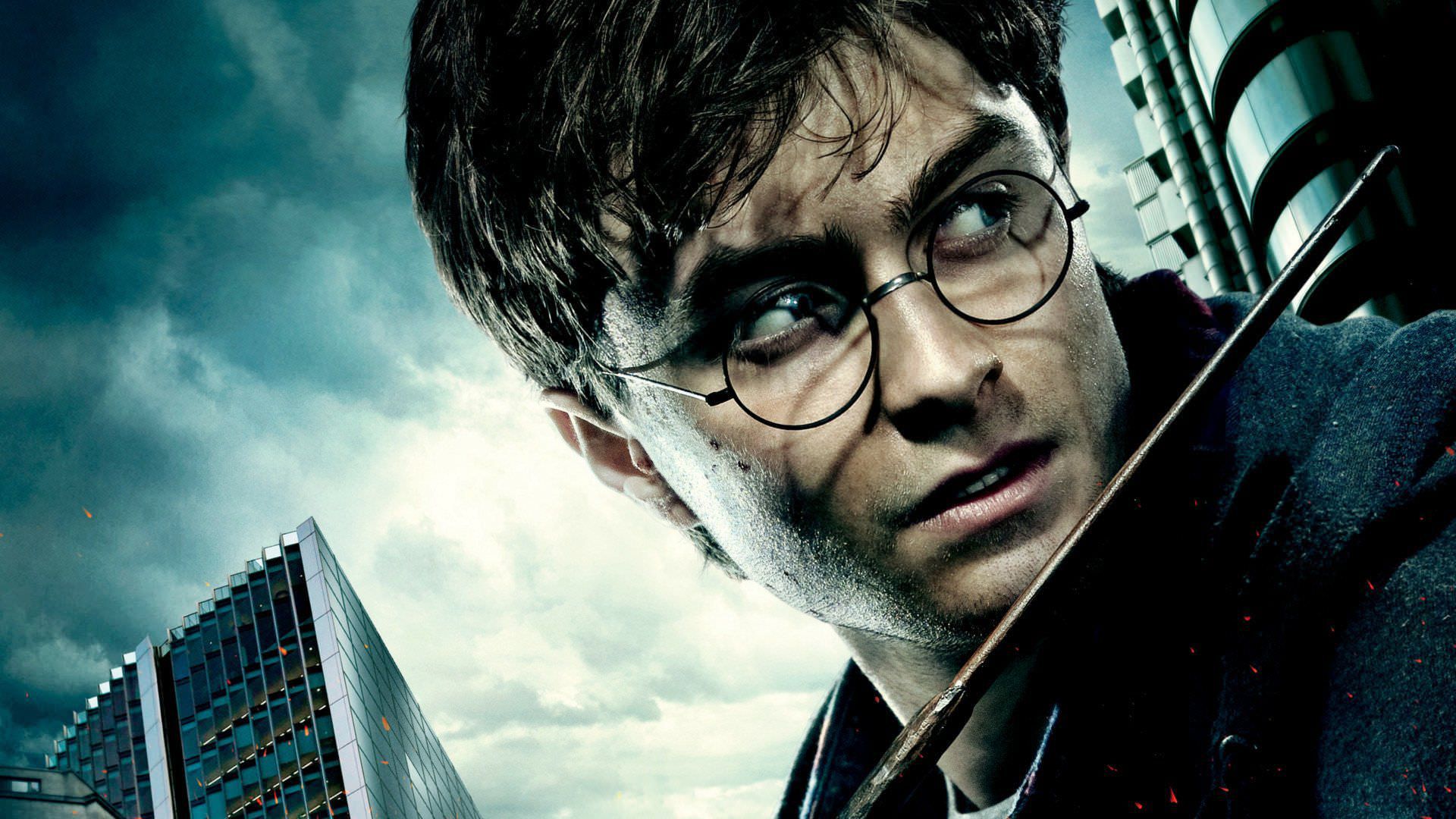 دنیل ردکلیف در نقش هری پاتر در فیلم Harry Potter and the Deathly Hallows: Part 1
