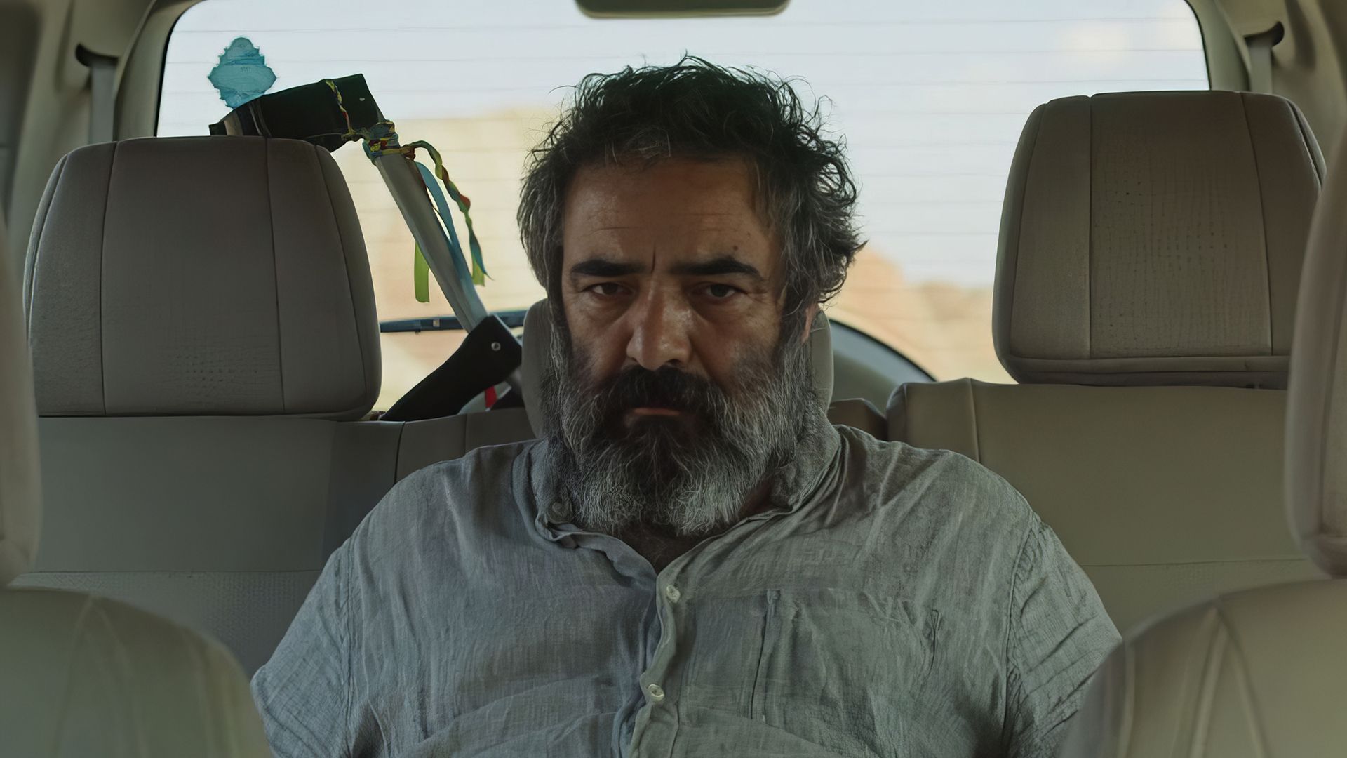 حسن معجونی در فیلم جاده خاکی