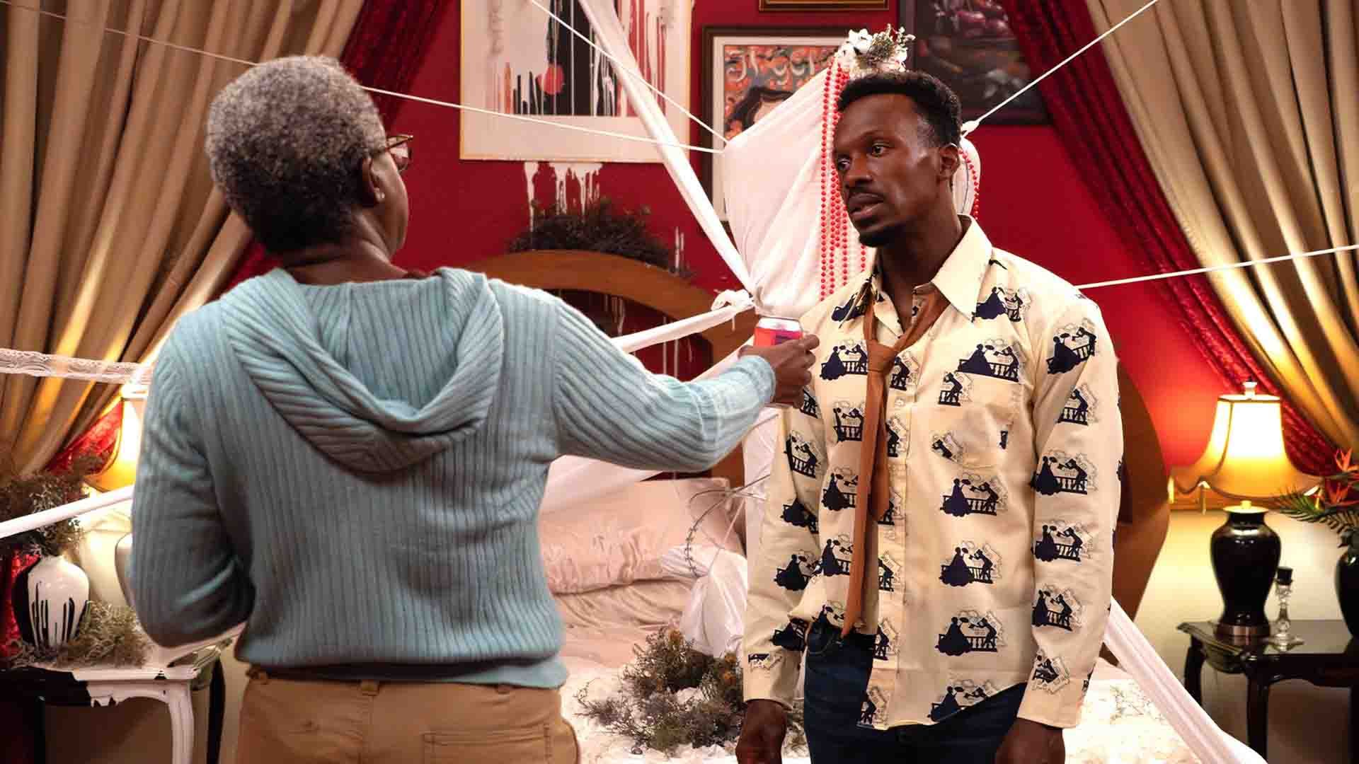 صحبت دو مهمان در اتاق ترسناک متل در سریال Hell Motel