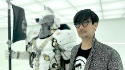 هیدئو کوجیما (Hideo Kojima) در کنار شخصیت با لباس زره سفید بازی Physint