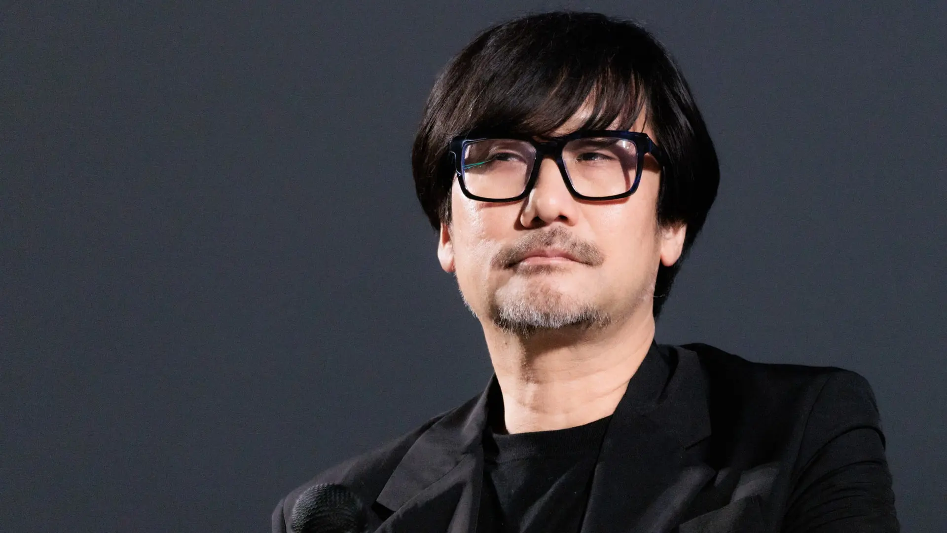 هیدئو کوجیما (Hideo Kojima) با عینک سیاه در یک رویداد رسمی