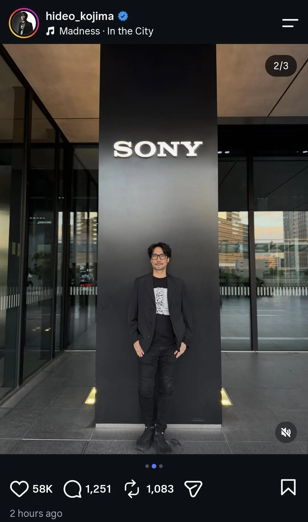 هیدئو کوجیما (Hideo Kojima) در مقابل ساختمان مرکزی شرکت سونی (Sony)