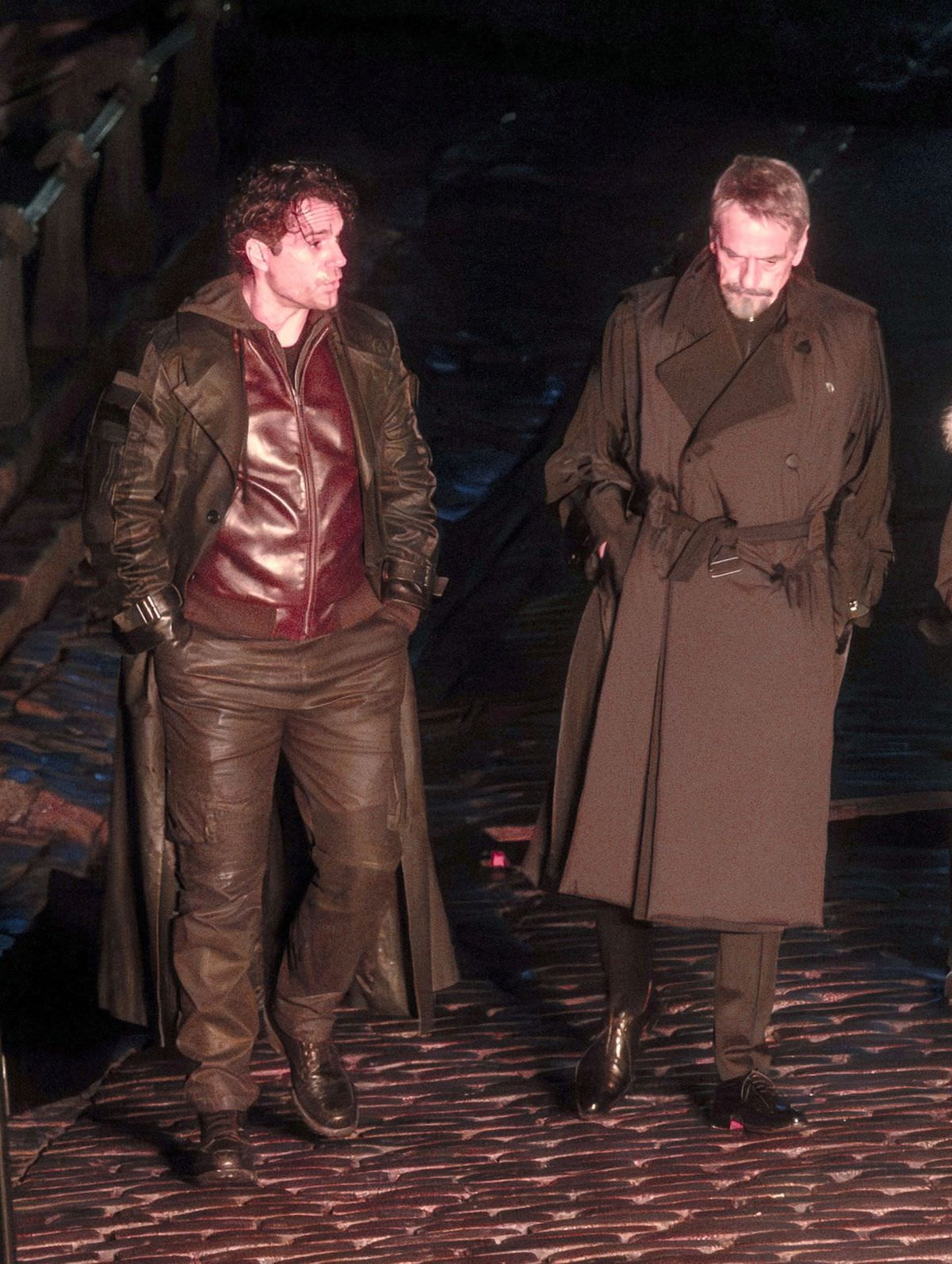 هنری کویل و جرمی آیرونز در پشت صحنه ریبوت فیلم Highlander