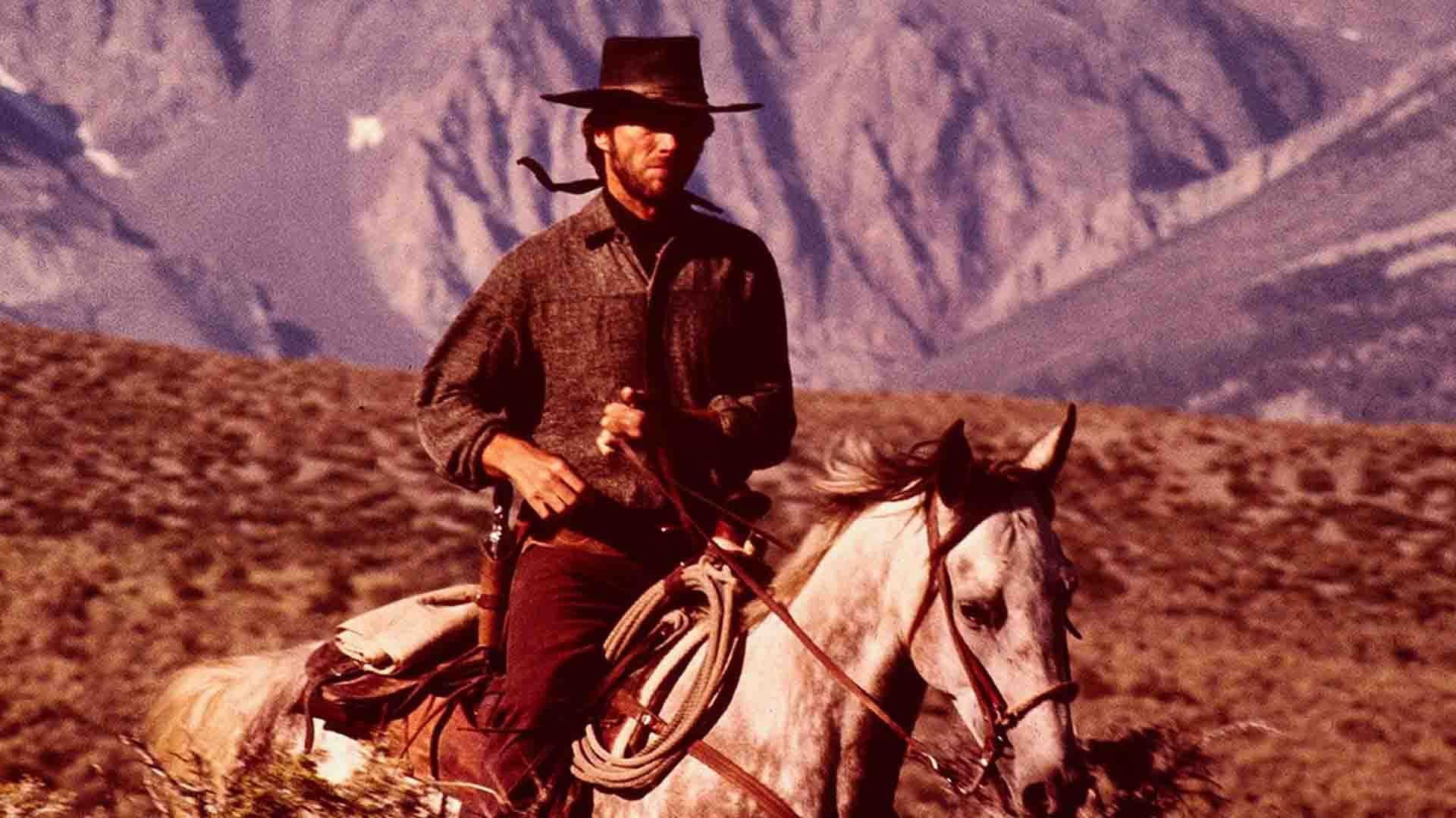 کلینت ایستوود روی اسب در فیلم High Plains Drifter