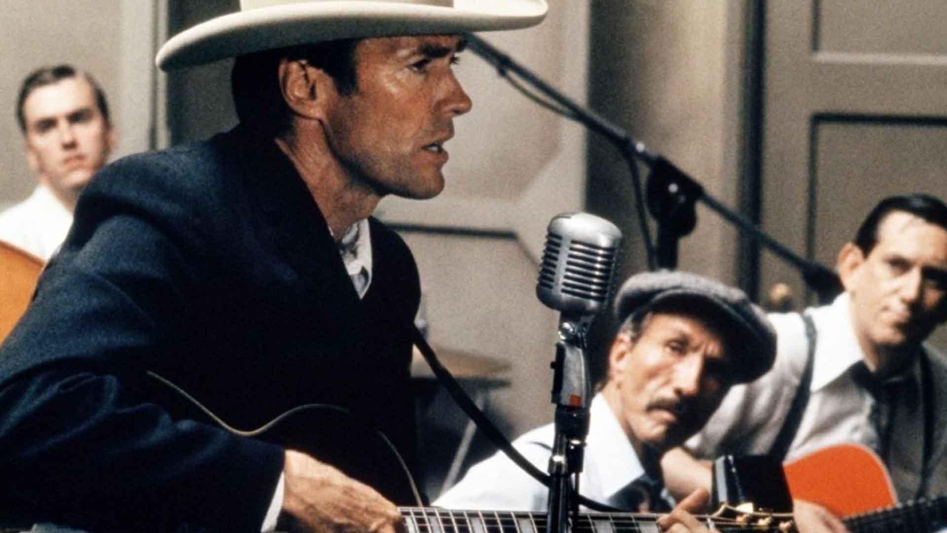 کلینت ایستوود در حال نوازندگی و خوانندگی در فیلم Honkytonk Man