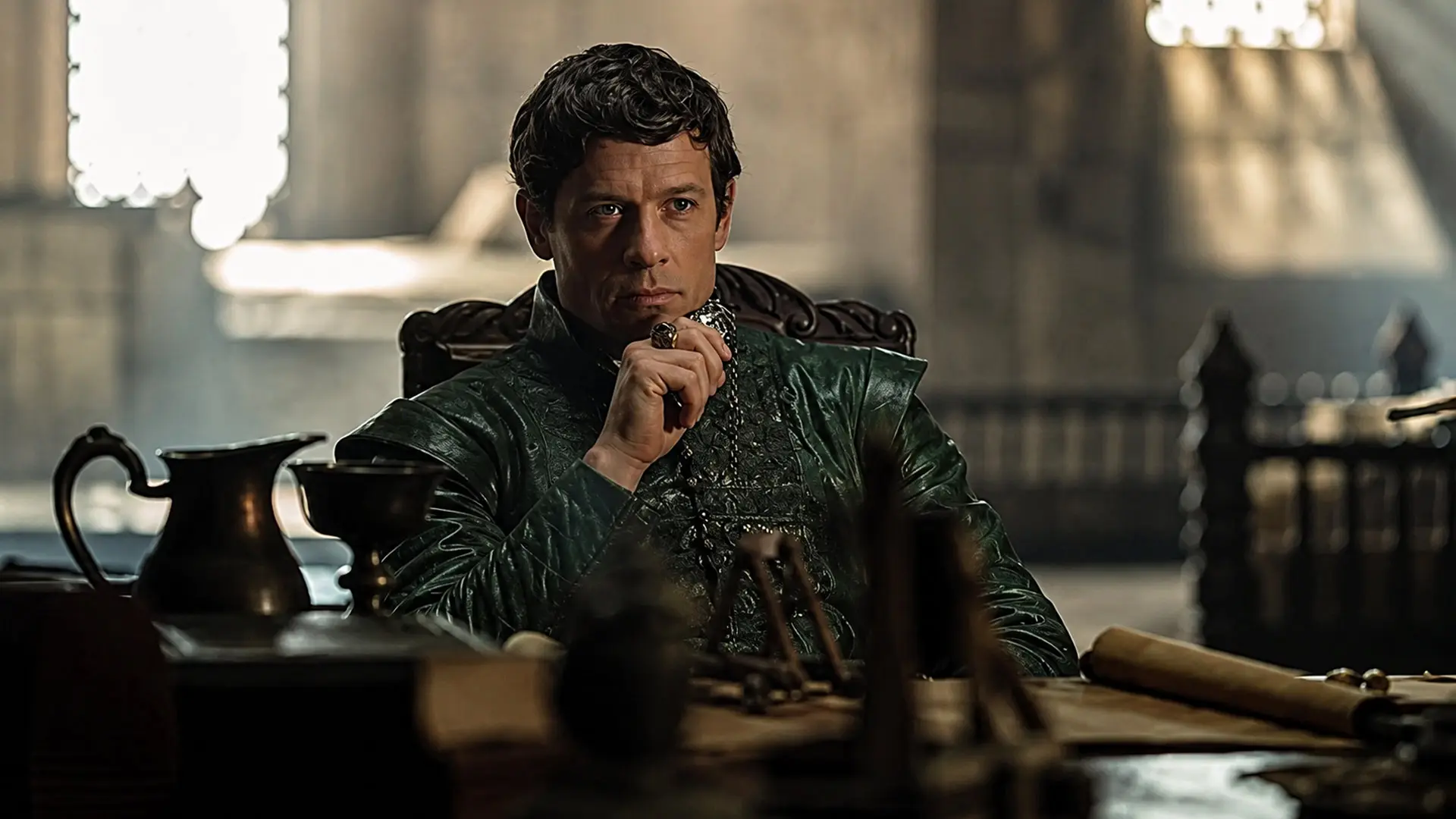 جیمز نورتون در حال فکر کردن در سریال house of the dragon season 3