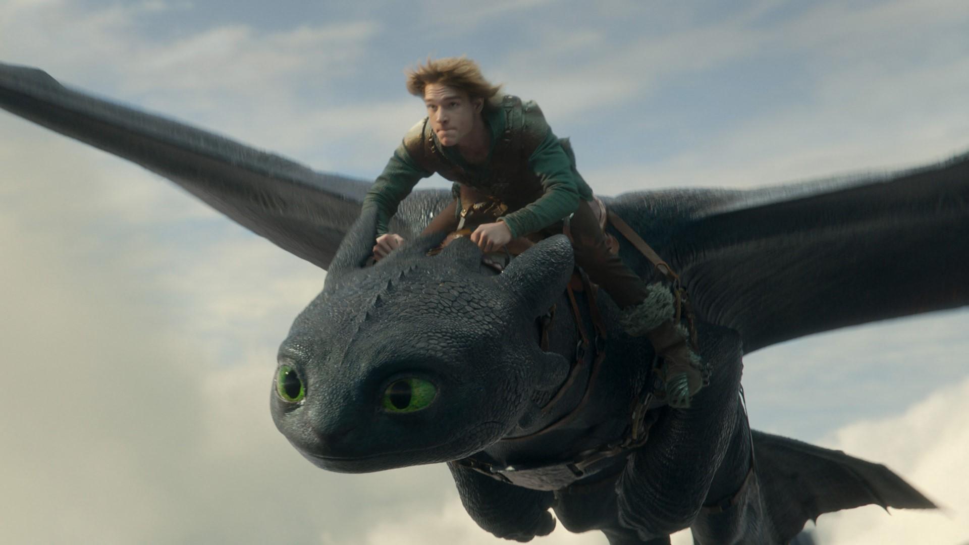 هیکاپ و بی‌دندان در حال پرواز در فیلم How to Train Your Dragon