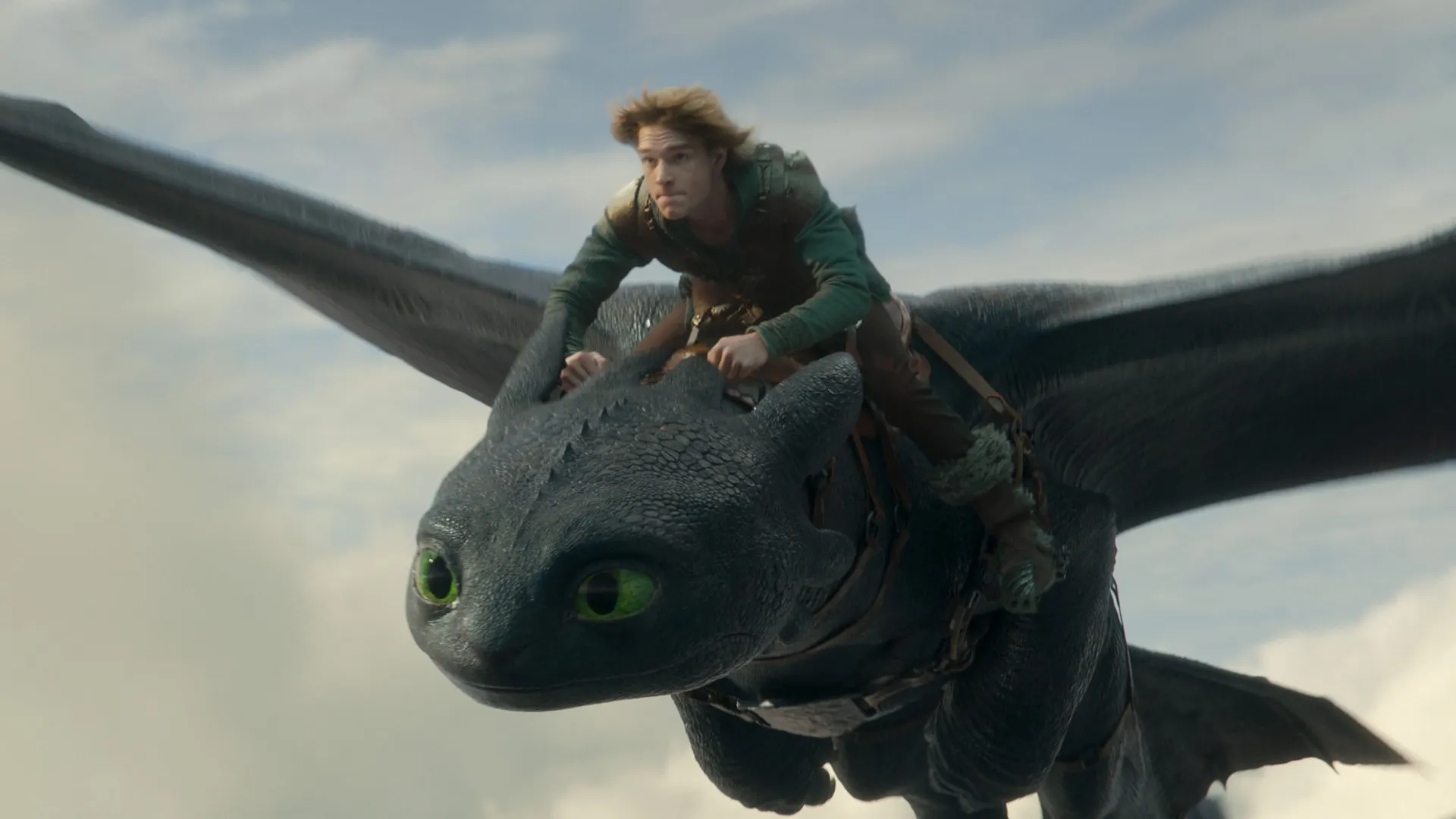 هیکاپ و بی‌دندان در حال پرواز در فیلم How to Train Your Dragon