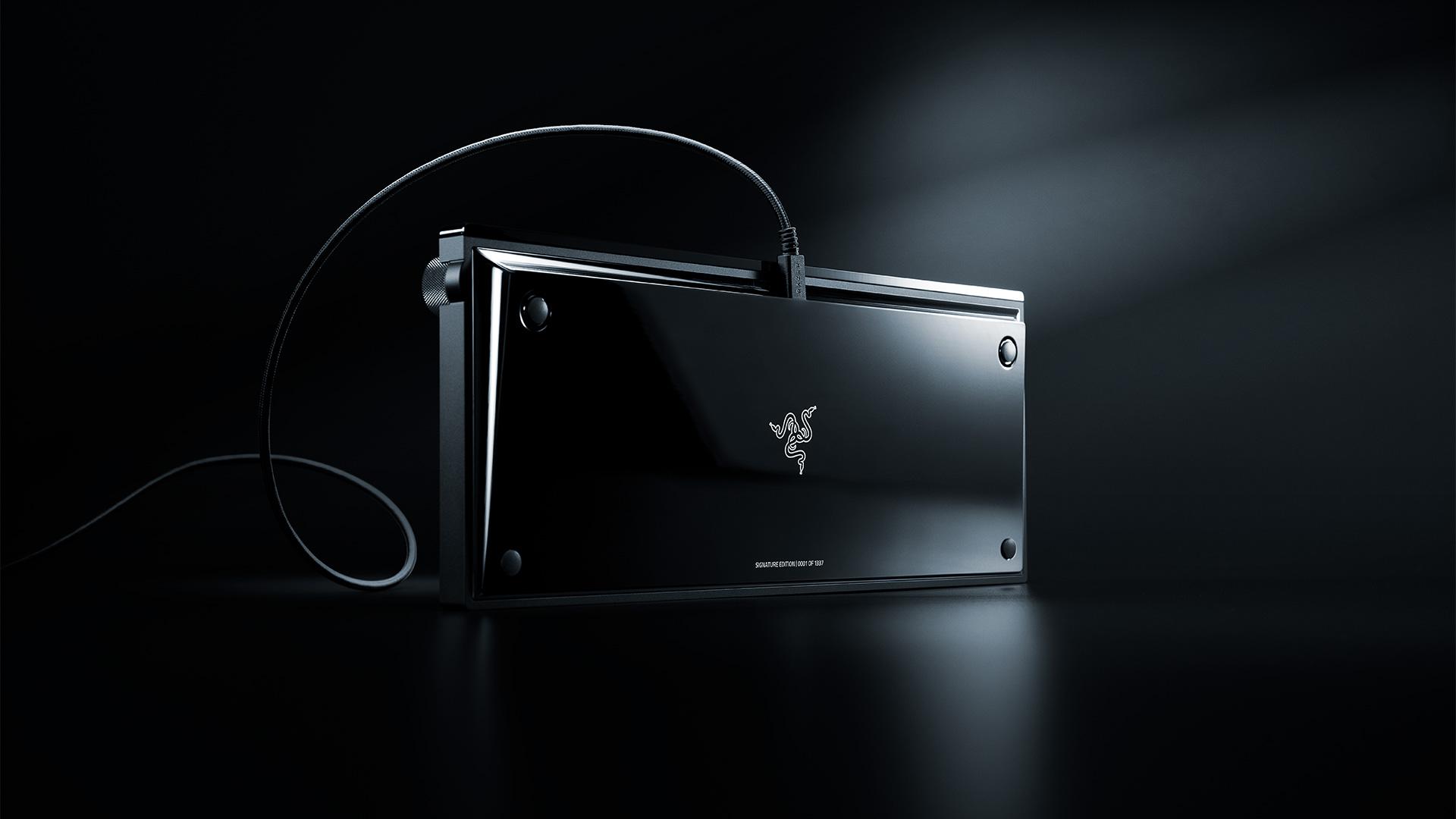 نمای پشتی کیبورد لوکس Huntsman Signature Edition شرکت ریزر (Razer)
