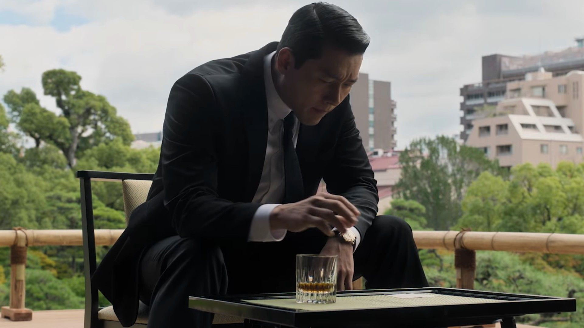 هیون بین در حال سیگار کشیدن در سریال Made in Korea