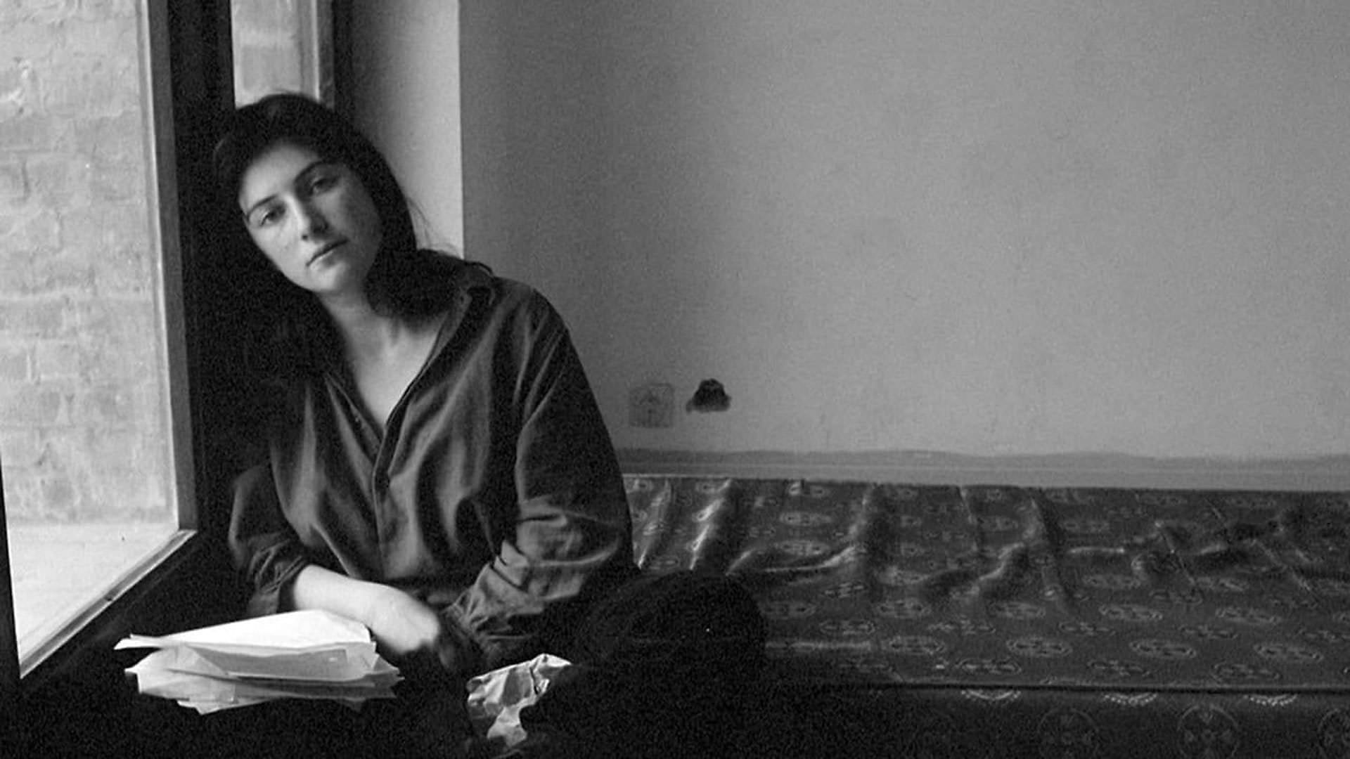 شانتال آکرمن در نمایی سیاه و سفید از فیلم من تو او