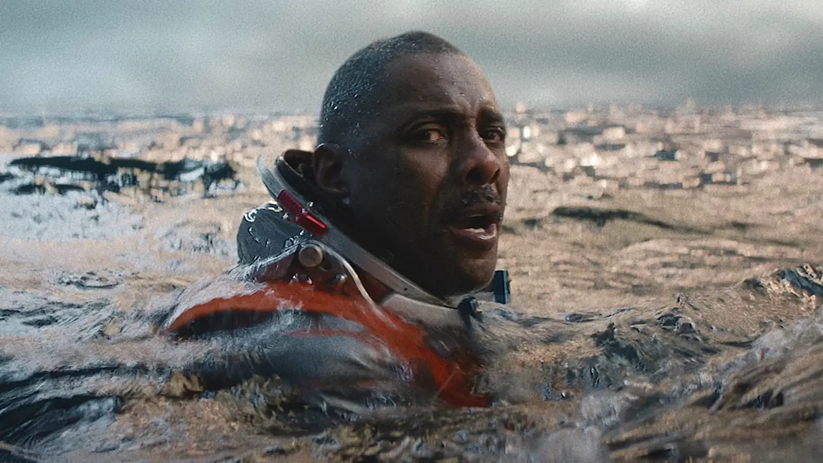 ادریس البا (Idris Elba) در میان آب‌های متلاطم فیلم Above The Below