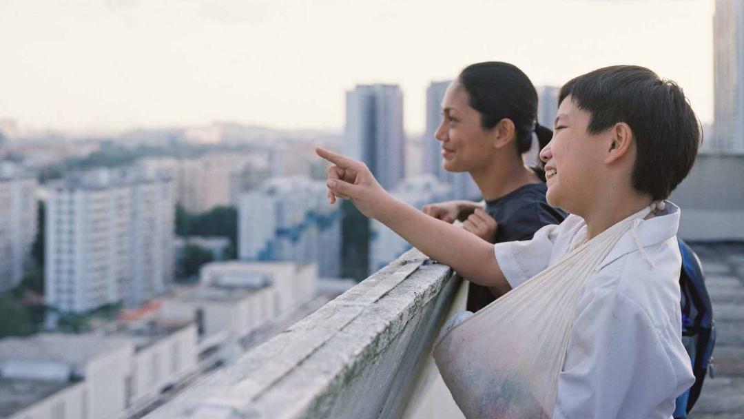 شخصیت تریزا و جیا لی روی پشت بام در فیلم Ilo Ilo