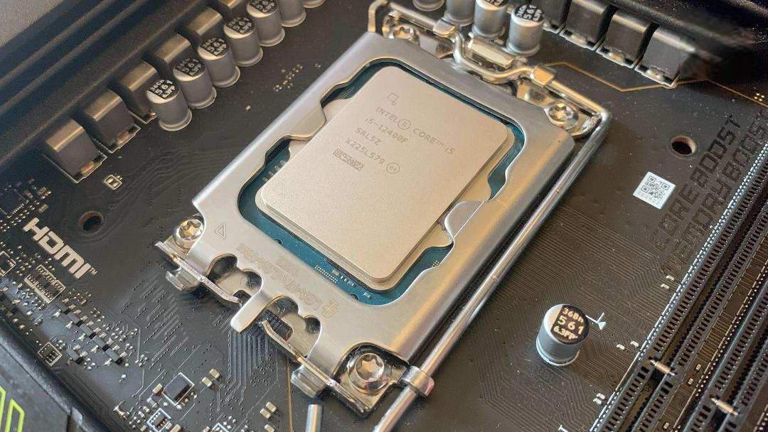 پردازنده نسل دوازدهم اینتل Core i4 12400F در داخل سوکت 1700 مادربرد