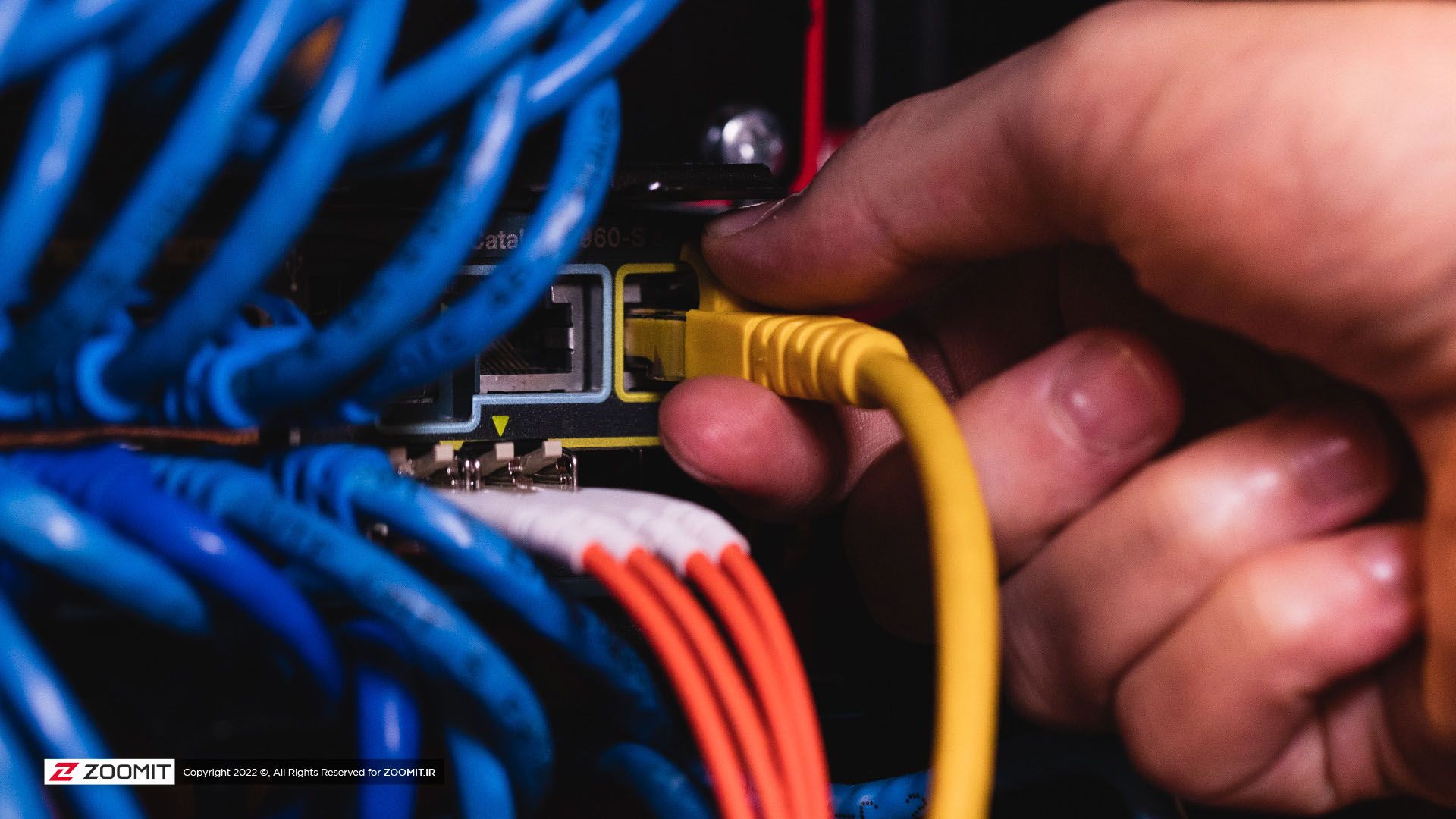 کابل لن در حال اتصال به پورت