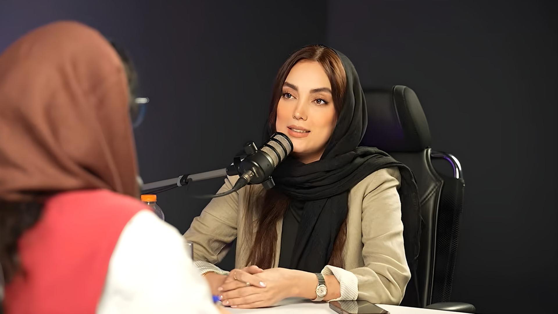 سیما سرمد (Sima Sarmad) در حال صحبت مقابل میکروفون در استودیو فیلمزی
