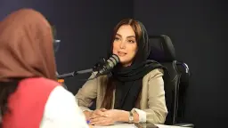 سیما سرمد (Sima Sarmad) در حال صحبت مقابل میکروفون در استودیو فیلمزی