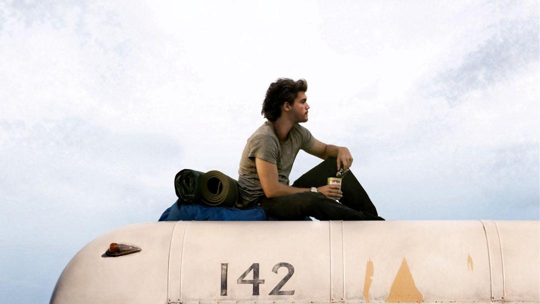 پسر نشسته روی ون در فیلم Into the Wild