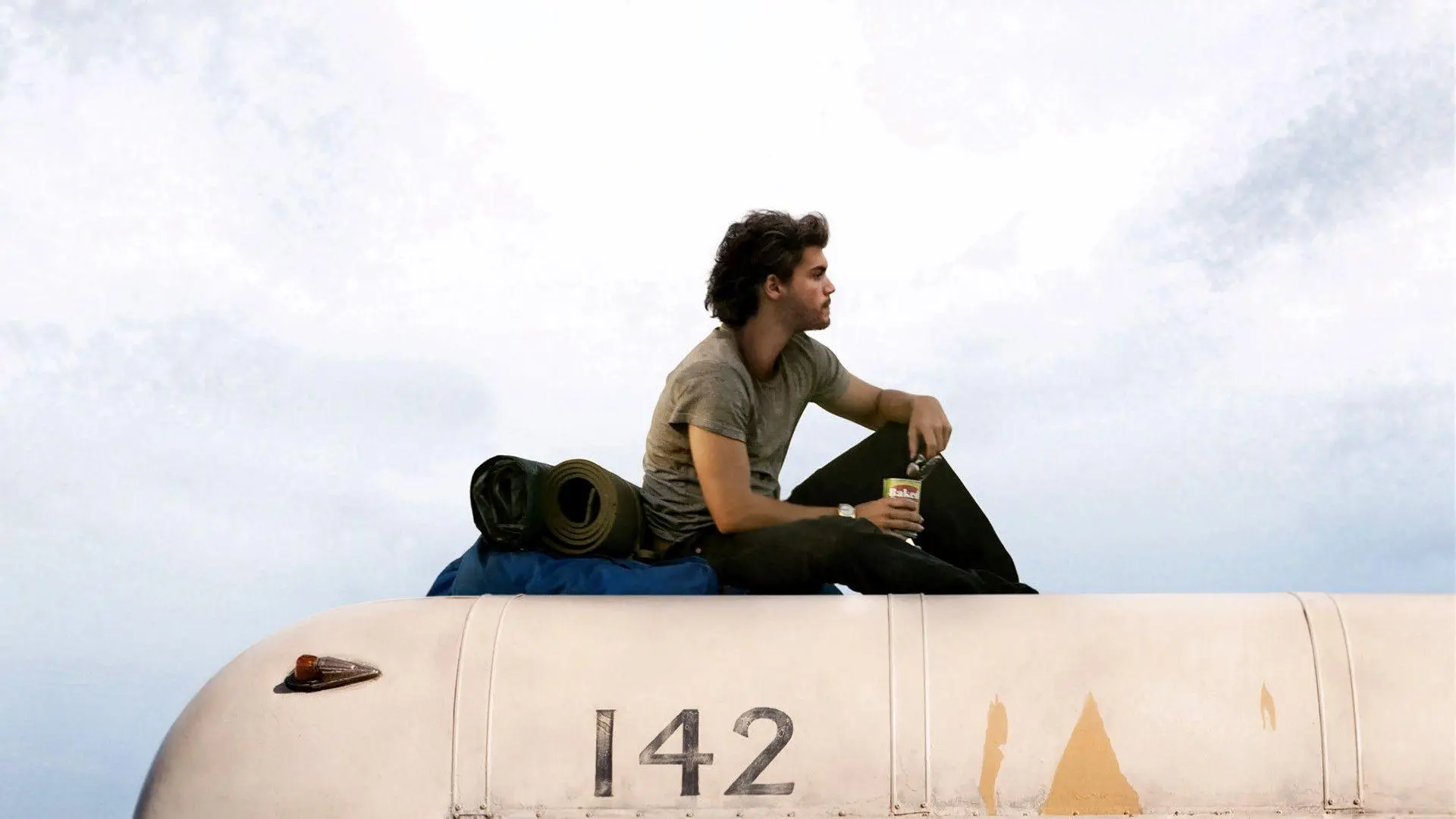 پسر نشسته روی ون در فیلم Into the Wild