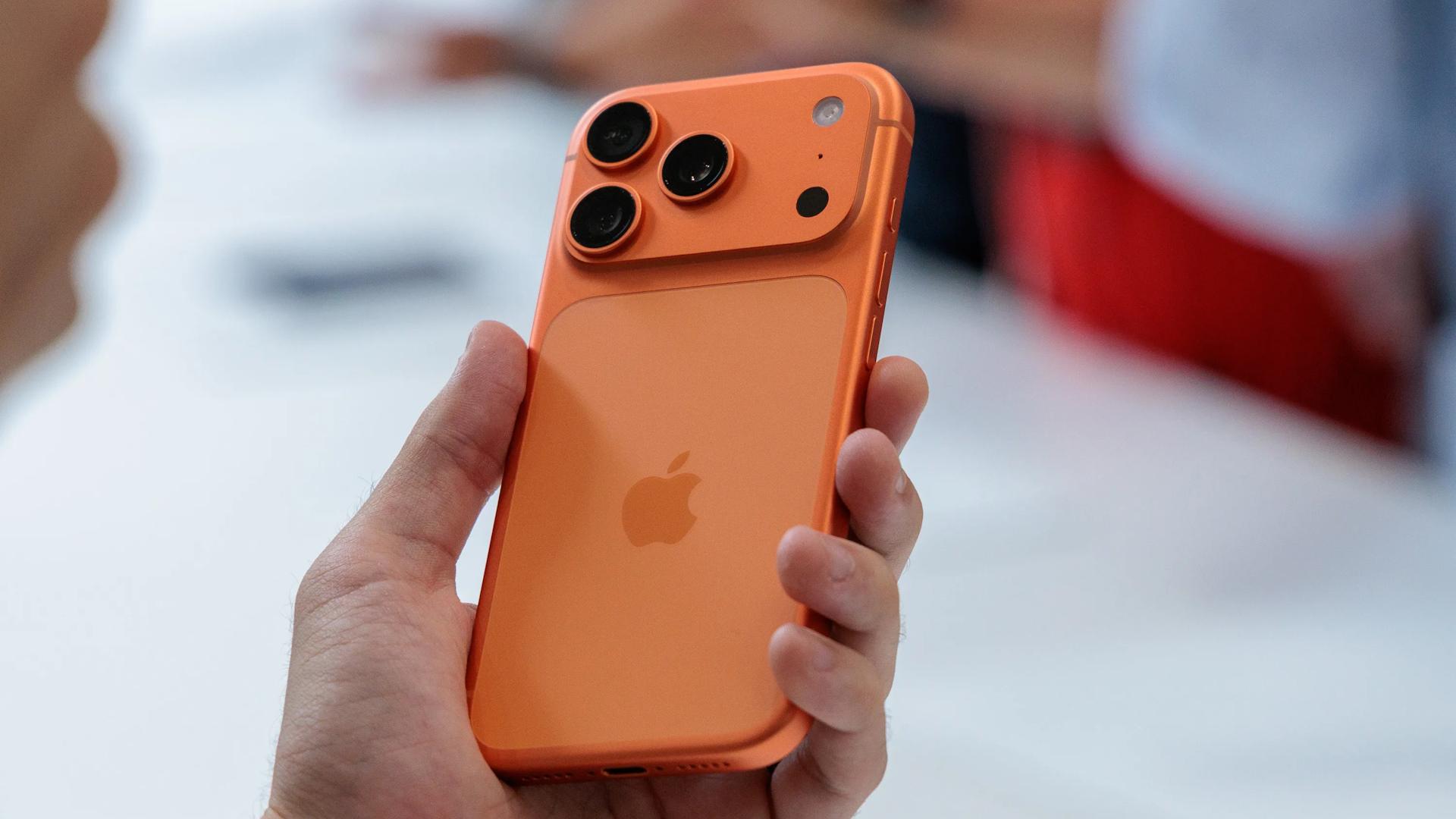 آیفون ۷ پرو (iPhone 17 Pro) در رنگ نارنجی